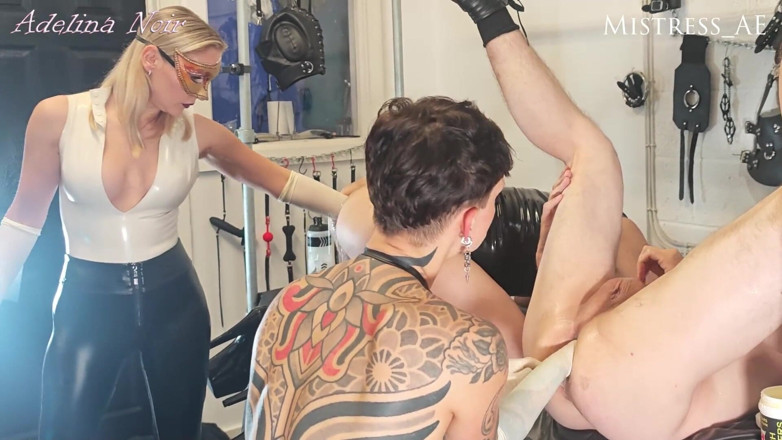FISTINGQUEEN: Groupe Extrême Fisting Anal - Adelina Noir Et Maîtresse Ae