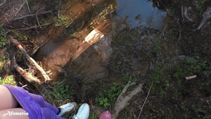 Afemeria: Ragazza succhia un cazzo enorme e pecorina scopa nella foresta...