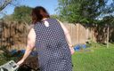 BBW nurse Vicki adventures with friends: Bahçemde göğüslerimin göbek götünü, bacaklarımı ve şişman amcığımı gösteriyorum yapraklarımı temizlerken...