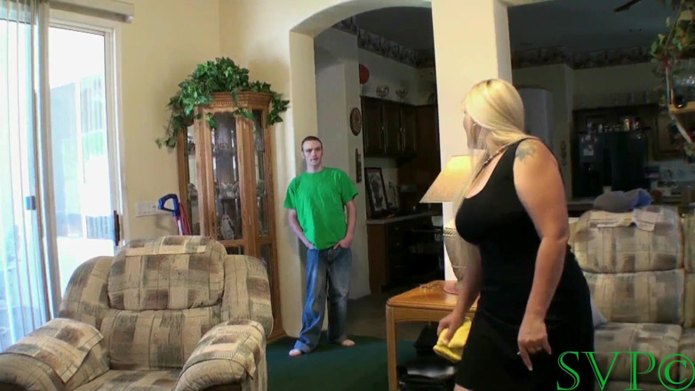 Wicked BBW smoking: Vacker blond styvmor tar det mellan bullarna