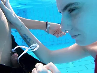 Seks di kolam renang dan hotel di magic bali