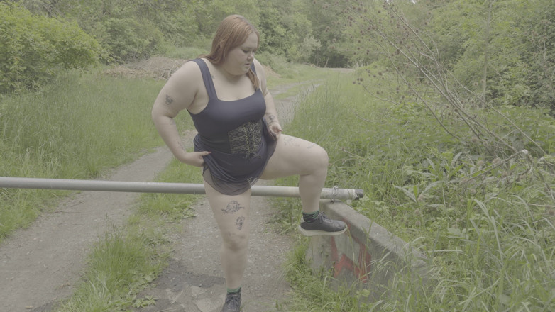 Venus Aurea: Rothaarige bBW pisst neben einem tor