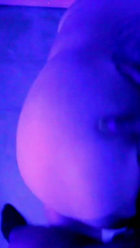 Şanslı kız Kween Bunny B - neon ışıklarında büyük zenci yarağıyla sert sikişiyor