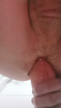Un dildo enorme nel mio culo peloso