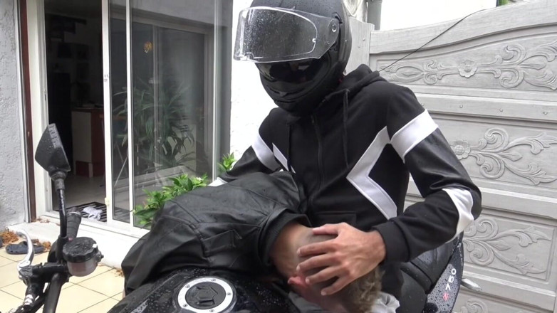 Gaybareback: Fransız ibne heteroseksüel bir motosikletli tarafından sikiliyor