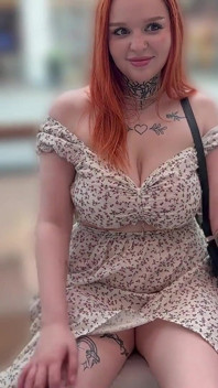 Ta Děvka Kape Mokrá Na Veřejnosti a Chce Sex.