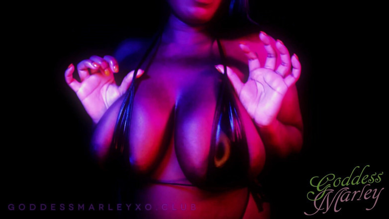 Goddess Marley: Bikini negro: provocación de grandes tetas