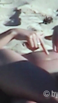 Le giovani lesbiche adorano il massaggio con olio sulla spiaggia