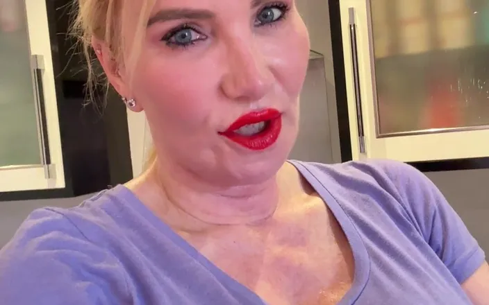 Sophie James: Pizdă păroasă transpirată transpirată 34jj țâțe chiloți umezi