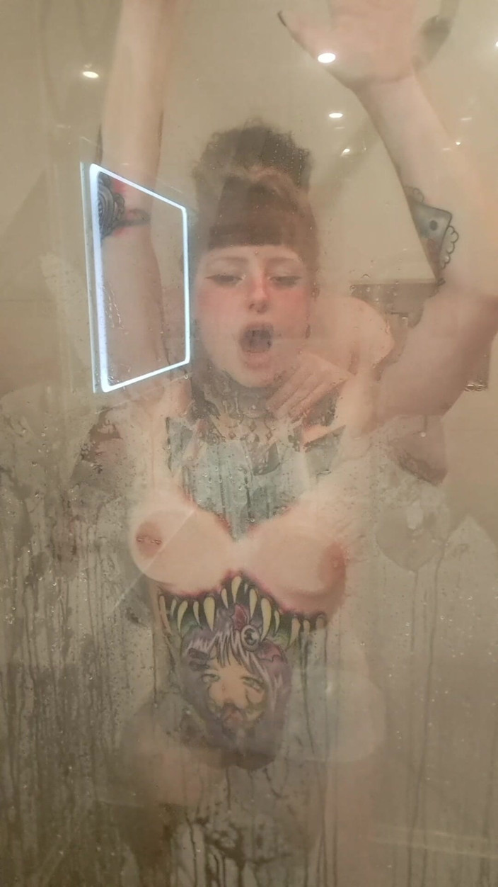 Yourfavecumslut: Sex la duș împotriva panoului mare de sticlă steamy