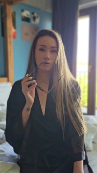 İpek Elbiseli Gözlüklü Asyalı Orta Yaşlı Seksi Kadın