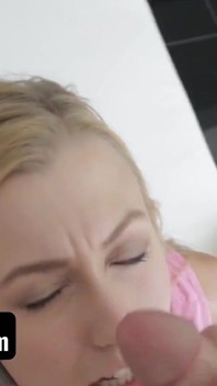 Sislovesme - semental afortunado atrapado rubia cachonda frotando su coño consigue follarla en su lugar