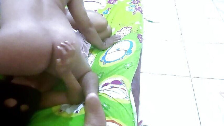 Lian Kulla: Lala veut vraiment mettre une bite dans sa chatte