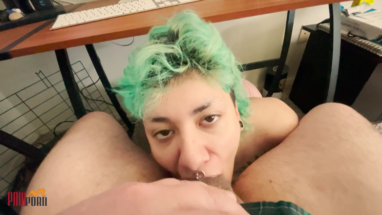 PNW Porn: Chupando pau engolindo carga maciça enquanto o papai trabalha