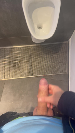 GayDuplo: Honění v kině WC