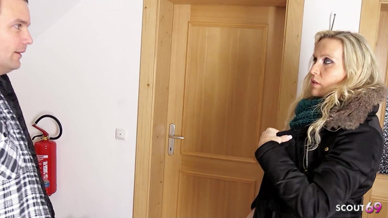 Full porn collection: Chlap s blonďatou milfkou Julia jde s ní domů a...