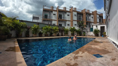 SkinnyWithAHugeDick: Sfw joacă despre în piscina noastră