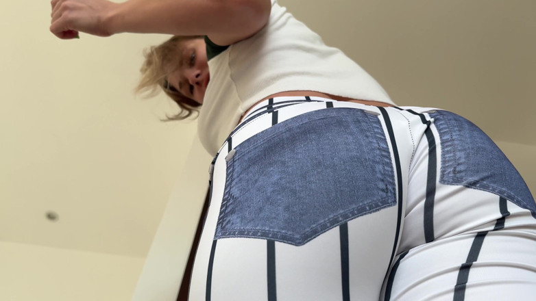Mrs Peachesxx: Worship My Farting Ass in Leggings