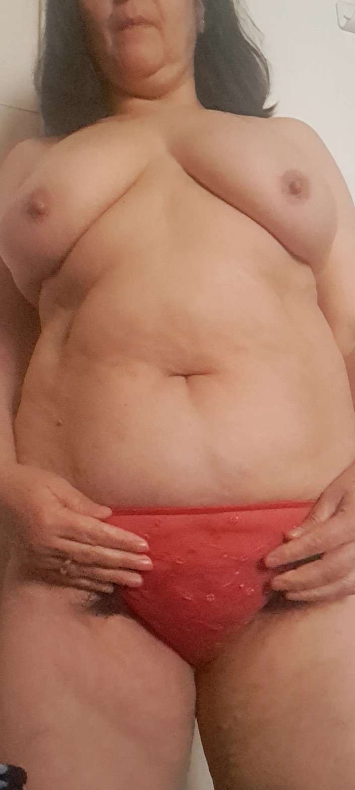 Mommy big hairy pussy: Dengan Seluar Dalam Merah