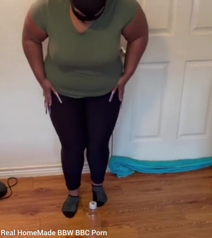 Super sexy ebony cuties: Kencing di dalam botol sambil minum kencingku