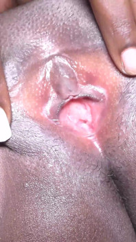 Memek gadis perawan dengan selaput dara baru terekspos
