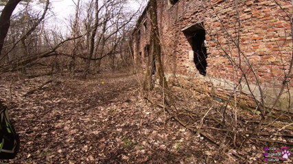 YSP Studio: Ein verlassenes Gebäude im Wald gefunden und dort eine Motorradschlampe...
