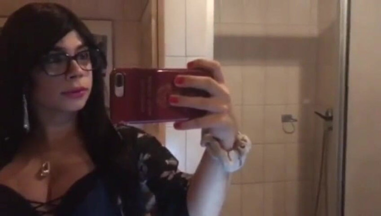 Tgirl Yaritza Vega: Темний стиль волосся