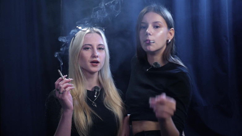 Russian Smokers: Dwie kobiety palą razem w ciemnym studio z miękkim niebieskim...