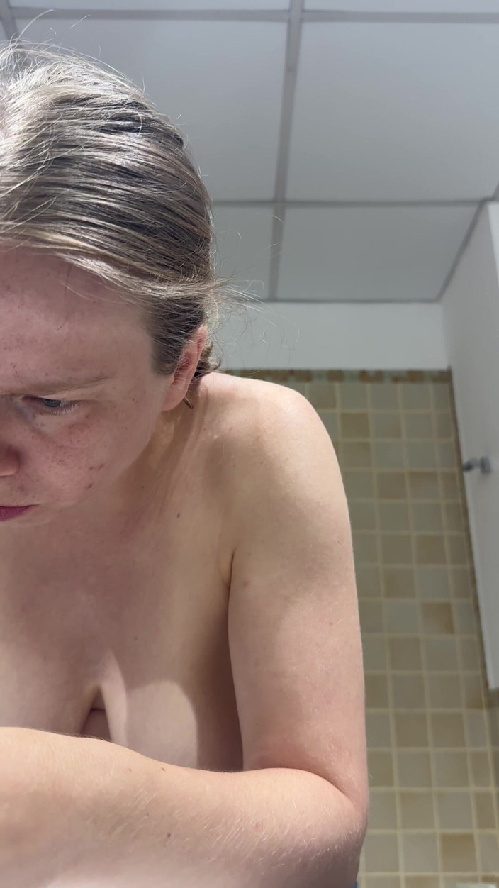 SweetLucy96: Teenagerka si čistí zuby a čistí si rovnátka