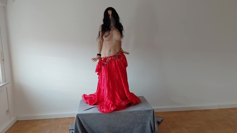 Kitty Dancer: Arabska tancerka brzucha rozbiera się i pieprzy swoją cipkę palcami...
