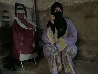 Souzan Halabi: Rifugiati siriani catturati dal padrone di casa tedesco - succhia e...