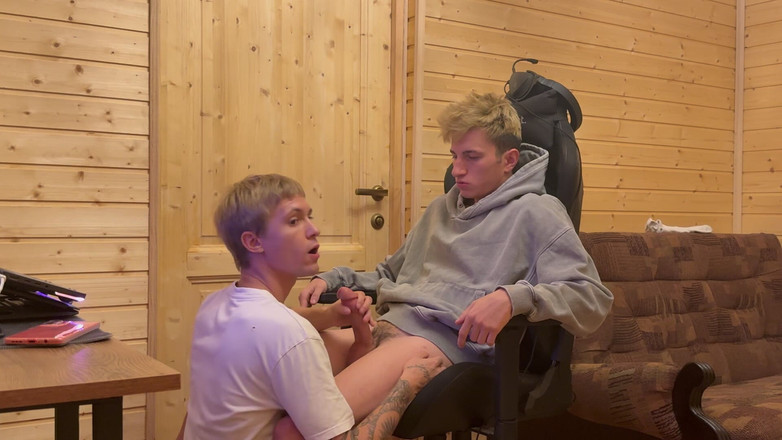 Ethan Lestray: 第 1 部分：Twink 在男朋友休息时打电话给朋友