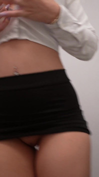 巨乳荡妇秘书穿着迷你裙和高跟鞋被干