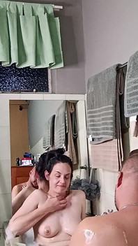 Sexxxfilled banyoda sikişiyor, içime boşalmasını çok istedi