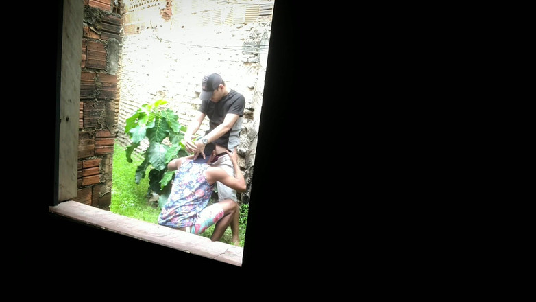 MiguellTrajano: Der Lieferant kletterte auf ein verlassenes Grundstück, um ohne Kondom...