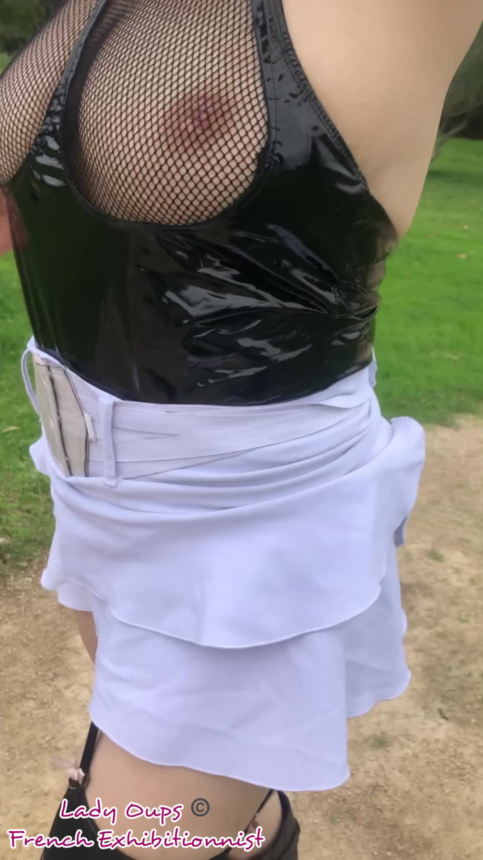 Lady Oups: La Zorra Del Parque Con Microfalda Y Plug