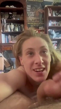 Diese blondine, halb so alt, zeigt sich bereit zu blasen und zu knallen.