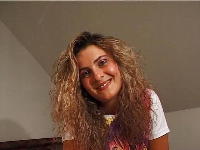 Lucky Wankerz: 华丽的卷发宝贝在单人视频中自慰