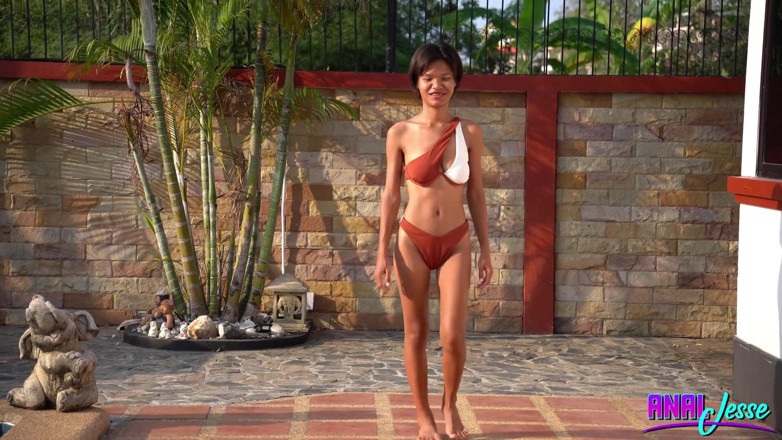 Jesse Thai: Aziatische tiener zwemt en snorkelt met glazen kontplug