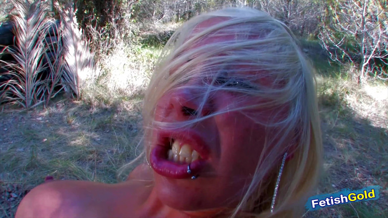 Fetish Gold: Joven rubia tatuada follada en el coño por un chico...