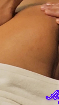 Befriedigte ehefrau während einer massage mit einer faust in ihrer muschi