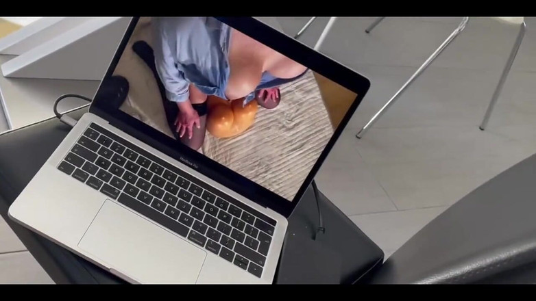 CyntiaCymes: Le doy una mamada cuando mira mi video porno y...