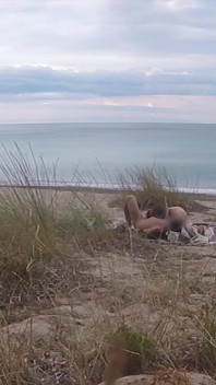 Cikgu Perancis blowjob amatur di pantai bogel di hadapan orang asing dengan pancutan mani - Misscreamy