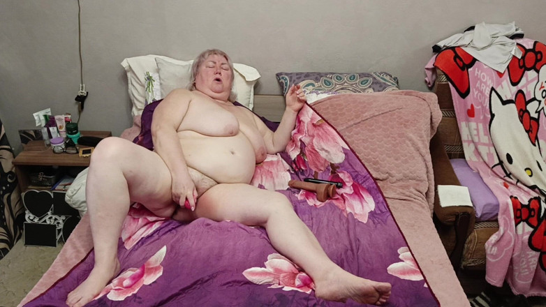 Zona901: Mother-in-law Masturbates Her Juicy Pussy with Vibrators