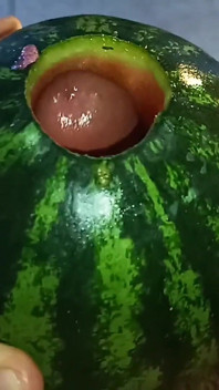 Vieni a sborrare mentre mi guardi masturbarmi e sborrare mentre scopo questo anguria