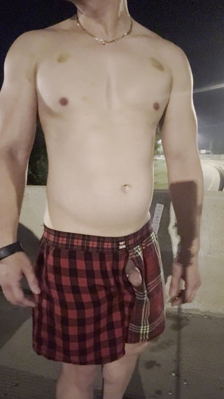 barenakedboy: Protahování a předvádění na mostě