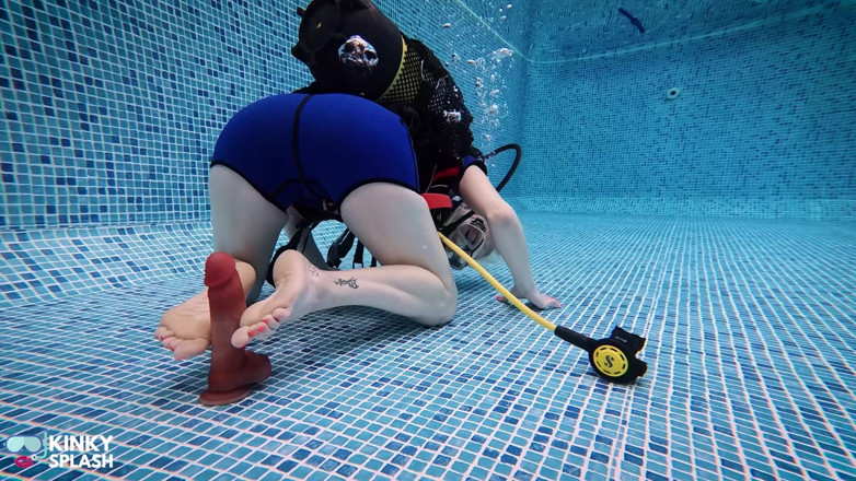 UKCuteGirl Lucy Lauren: Footjob scuba bawah air