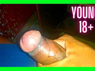 Amateur 18 years big dick young: Gay muda mengocok kontol berbulunya. Sex Gay&#039;s Cock.