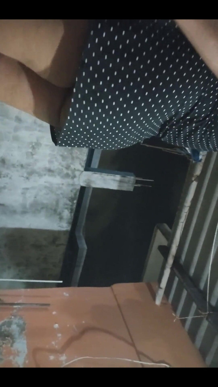 Karmicoxv: În curte. Poate că m-a văzut vecinul?