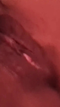 내 털이 젖은 쪼이는 보지를 문지르는 침대 다리에 누워